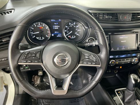 Used 2018 Nissan Rogue SV image 11