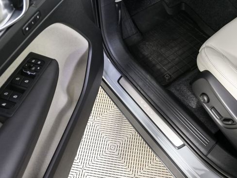 Certified 2025 Volvo XC40 B5 Plus image 9