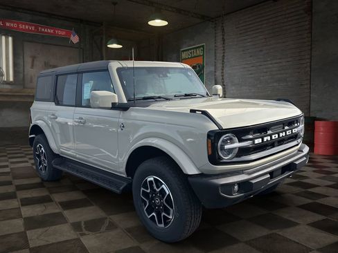 New 2025 Ford Bronco Outer Banks image 2