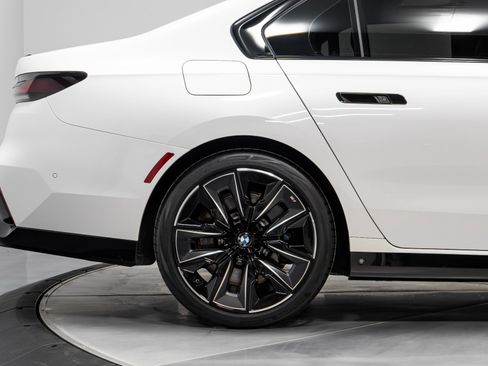 Used 2023 BMW 760i xDrive image 16