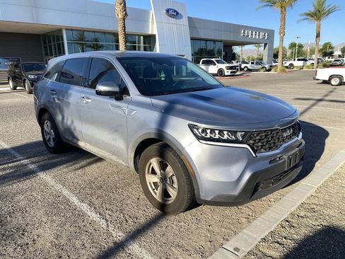 Used 2023 Kia Sorento LX FWD image 5