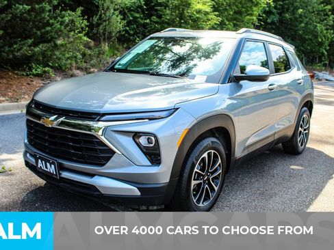 Used 2025 Chevrolet TrailBlazer LT FWD image 2