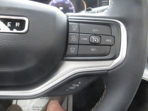 Used 2024 Jeep Wagoneer Series II AWD/4WD image 32