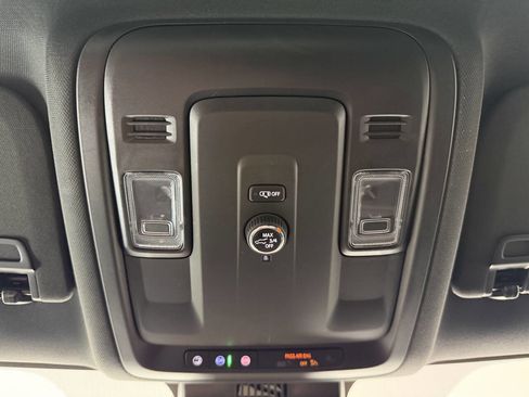 Used 2025 Chevrolet Suburban Z71 image 38