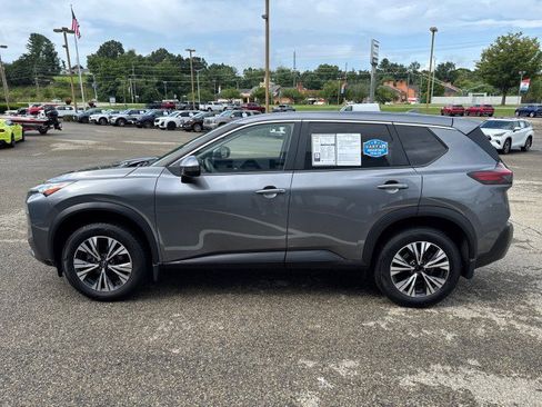 Used 2023 Nissan Rogue SV image 2