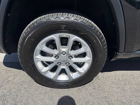 Used 2022 Jeep Grand Cherokee Laredo E RWD image 31