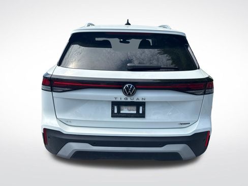 Used 2025 Volkswagen Tiguan SE AWD/4WD image 4