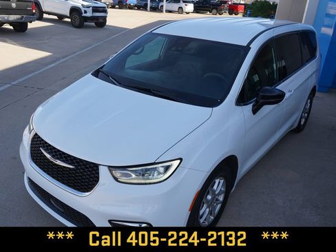 Used 2025 Chrysler Pacifica Select FWD image 12