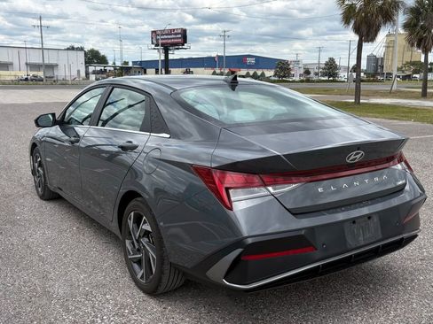 Used 2024 Hyundai Elantra Limited FWD image 5