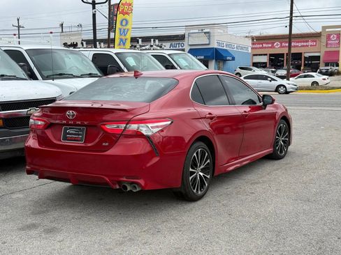 Used 2020 Toyota Camry SE w/ Convenience Package FWD image 4