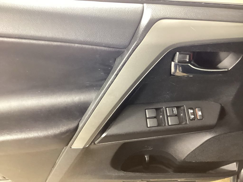 Used 2018 Toyota RAV4 XLE FWD image 11