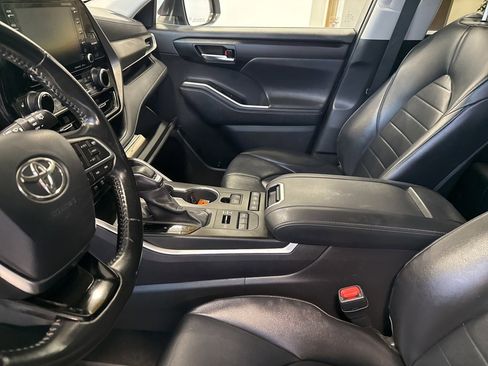Used 2020 Toyota Highlander XLE image 12