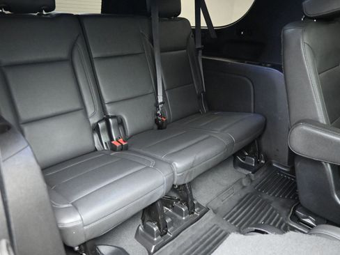 Used 2023 Chevrolet Suburban LT w/ Luxury Package image 35
