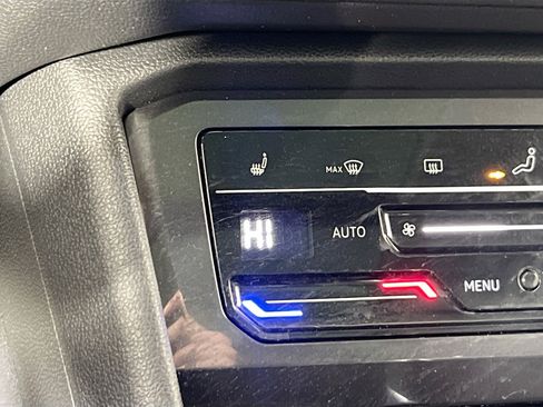 Used 2022 Volkswagen Tiguan SE image 19