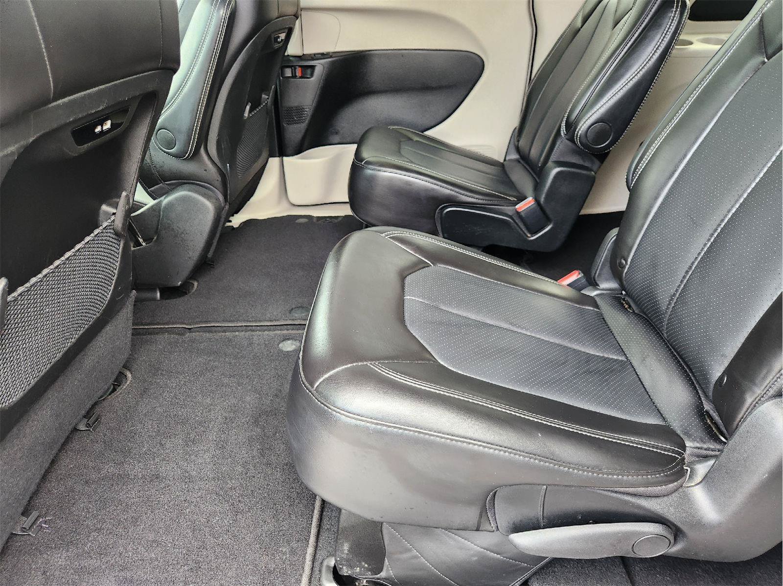 Used 2024 Chrysler Pacifica Touring-L FWD image 30