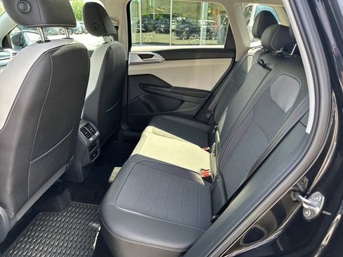 Certified 2025 Volkswagen Taos SE w/ Panoramic Sunroof Package AWD/4WD image 30
