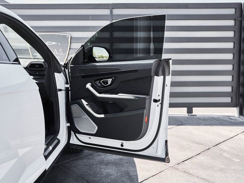 Used 2021 Lamborghini Urus image 17