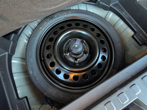 Used 2019 Chevrolet Equinox LT w/ Sun & Navigation Package image 5