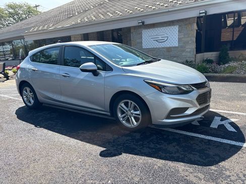 Used 2017 Chevrolet Cruze LT w/ Convenience Package FWD image 4