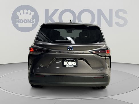 Used 2024 Toyota Sienna LE FWD image 19