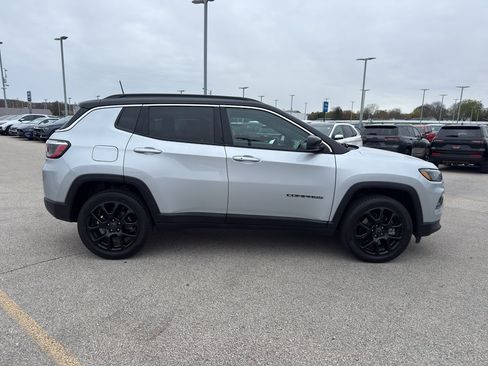 Used 2025 Jeep Compass Limited AWD/4WD image 4