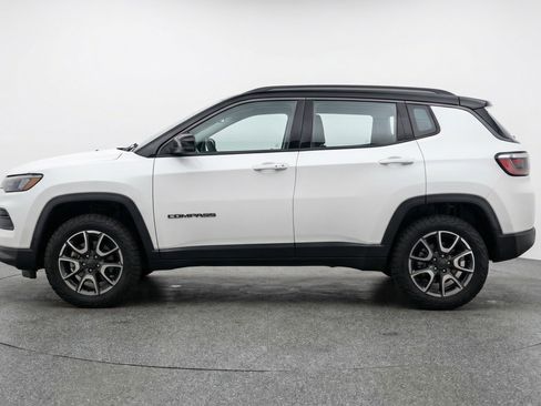 Used 2025 Jeep Compass Trailhawk image 5