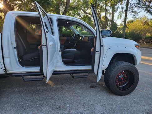 Used 2017 Toyota Tacoma SR5 w/ Tow Package RWD image 13