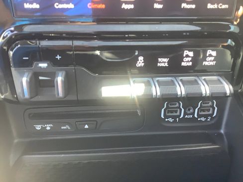 Used 2019 RAM 1500 Laramie AWD/4WD image 12