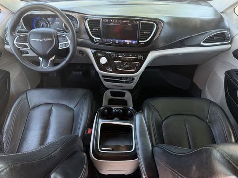 Used 2022 Chrysler Pacifica Touring-L FWD image 10
