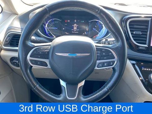 Used 2021 Chrysler Pacifica Touring-L image 9