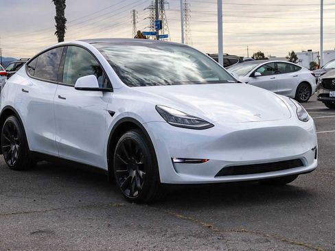 Used 2020 Tesla Model Y Long Range image 3