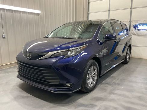 Used 2026 Toyota Sienna XLE FWD image 3
