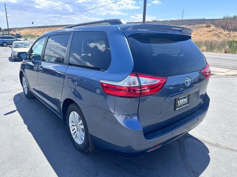 Used 2016 Toyota Sienna XLE Premium FWD image 4