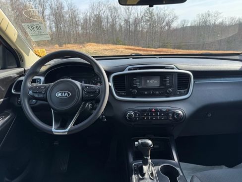 Used 2017 Kia Sorento LX image 14