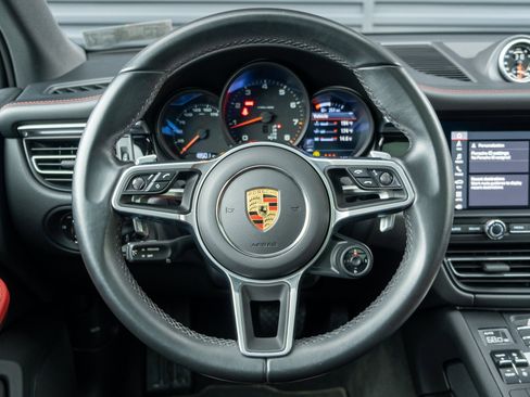 Certified 2021 Porsche Macan image 6