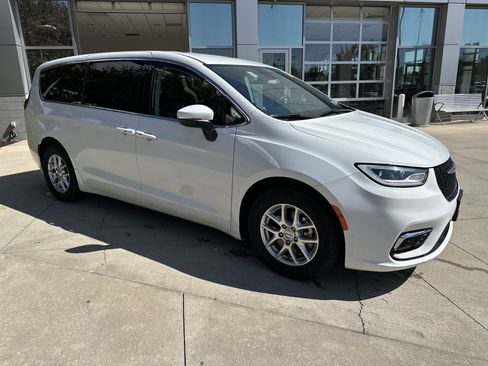 Used 2023 Chrysler Pacifica Touring-L FWD image 2