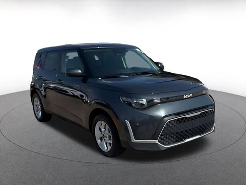 Used 2025 Kia Soul LX w/ LX Technology Package FWD image 3