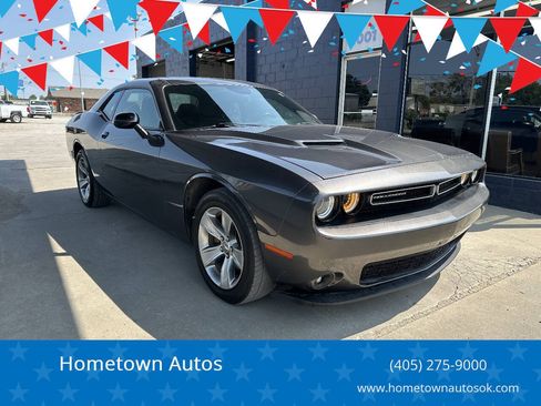 Used 2021 Dodge Challenger SXT w/ Driver Convenience Group RWD image 1