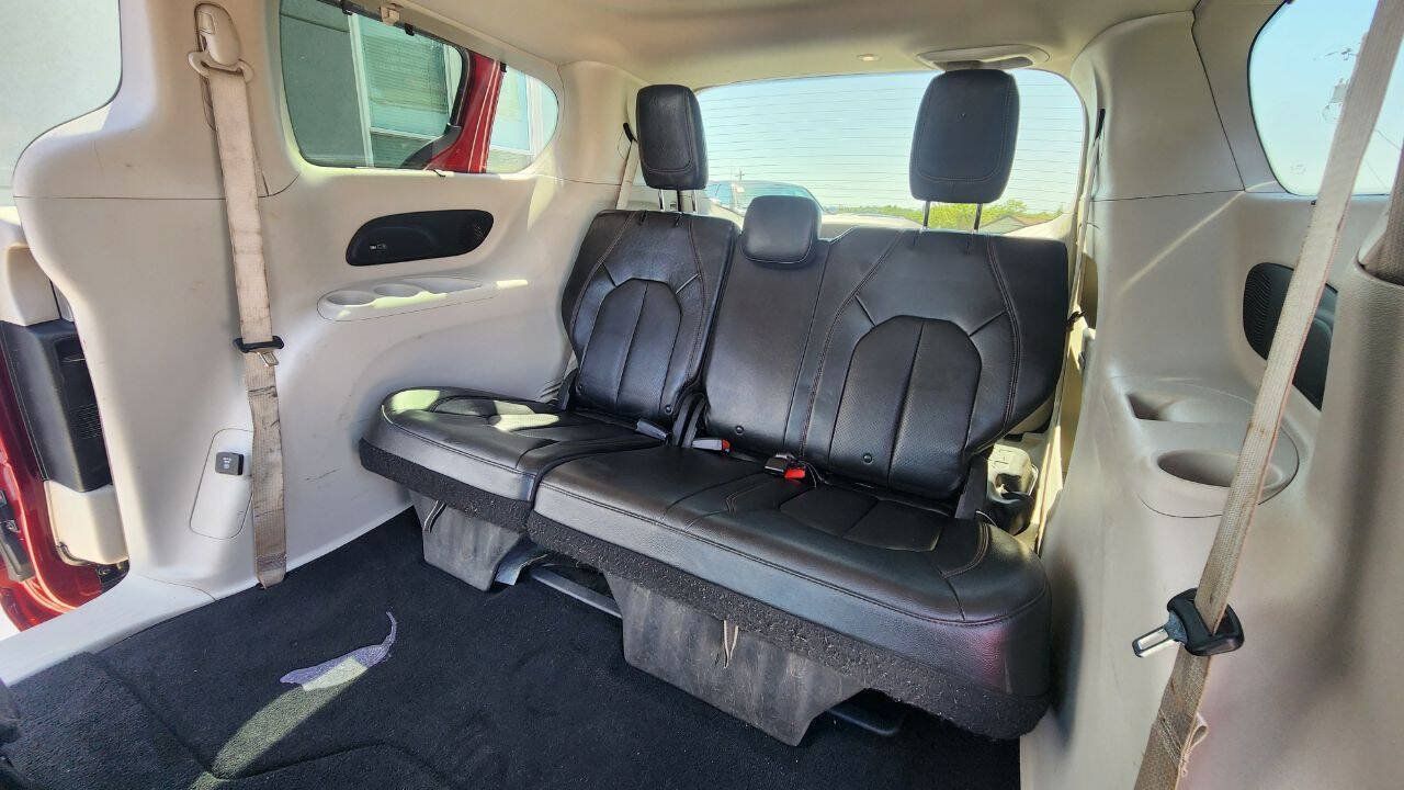 Used 2020 Chrysler Pacifica Touring-L Plus w/ Tire & Wheel Group FWD image 23