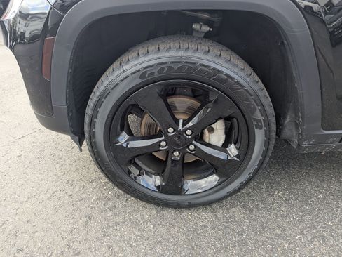 Used 2023 Jeep Grand Cherokee Limited w/ Black Appearance Package image 28