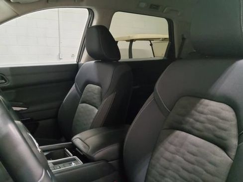 Used 2025 Nissan Pathfinder SV FWD image 15