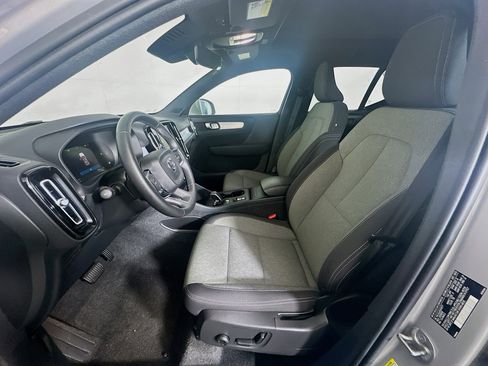 Used 2025 Volvo XC40 B5 Core AWD/4WD image 13