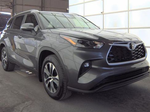 Used 2025 Toyota Highlander XLE image 6