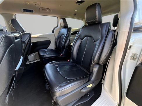 Used 2022 Chrysler Pacifica Touring-L w/ Uconnect Theater Family Group FWD image 19