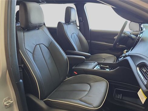 Used 2026 Chrysler Pacifica Limited image 12