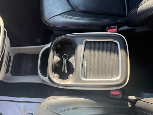 Used 2022 Chrysler Pacifica Touring-L image 37