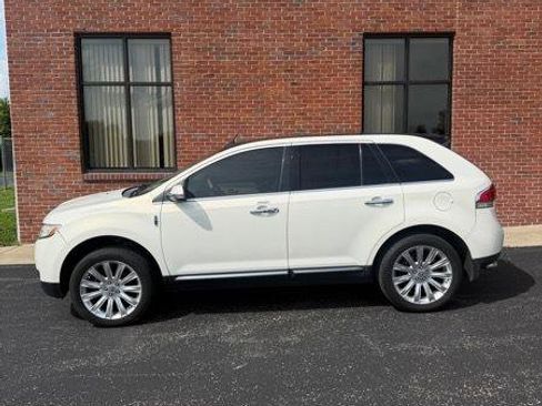 Used 2013 Lincoln MKX AWD image 2