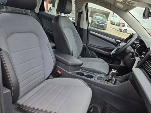Used 2025 Volkswagen Jetta SE FWD image 28