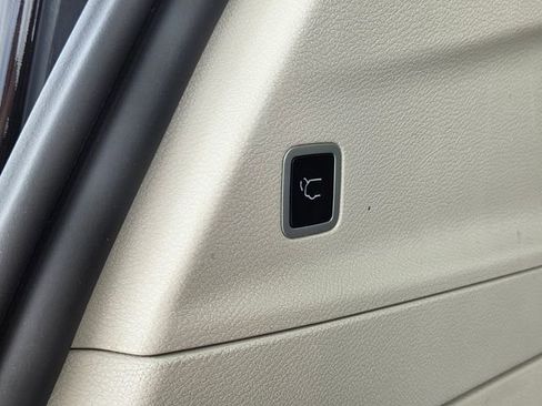 Used 2023 Chrysler Voyager LX FWD image 13