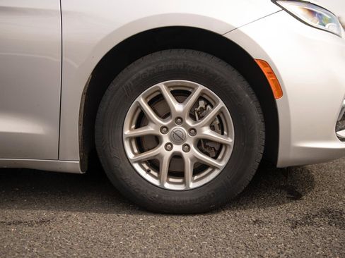 Used 2024 Chrysler Pacifica Touring-L FWD image 30